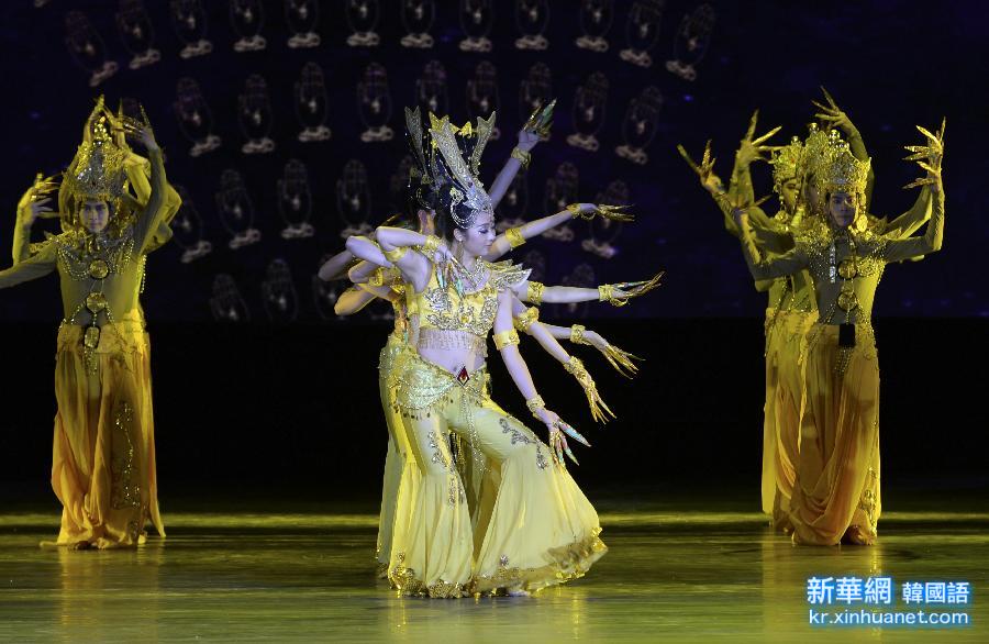 （新华网）（2）“千手观音”亮相新疆国际舞蹈节