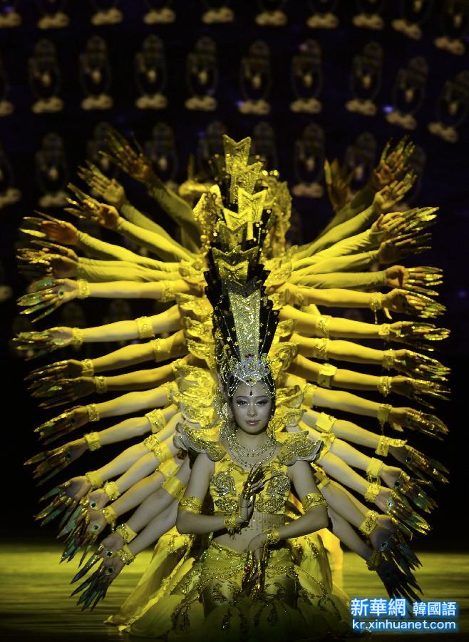 （新华网）（4）“千手观音”亮相新疆国际舞蹈节