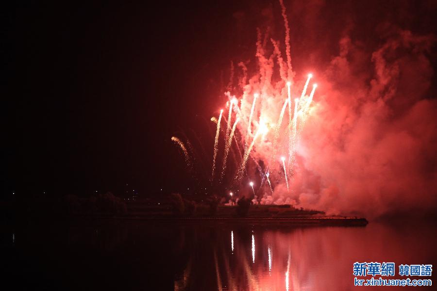 （XHDW）朝鲜举行烟火表演庆祝祖国解放战争胜利62周年