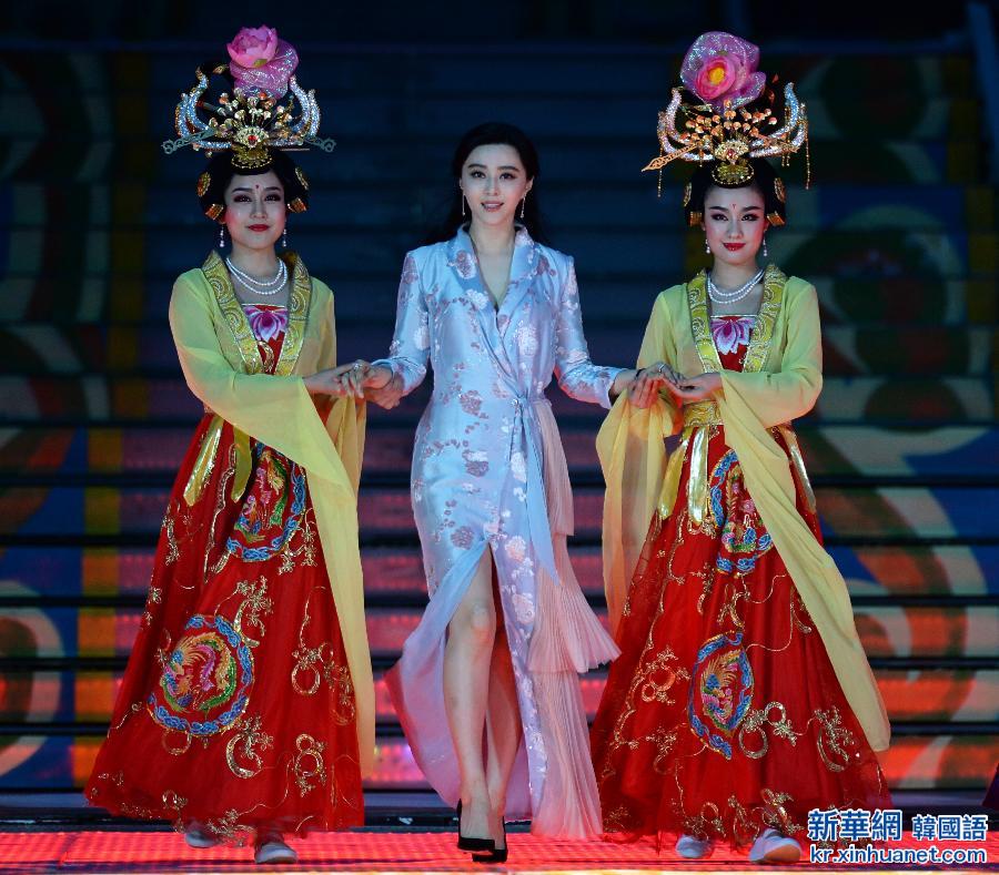 （晚报）（1）电影《王朝的女人·杨贵妃》举行西安发布会