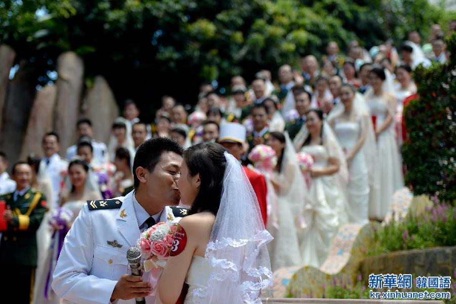 （社会）（1）广东：驻粤部队88对新人举行集体婚礼  喜庆建军88周年