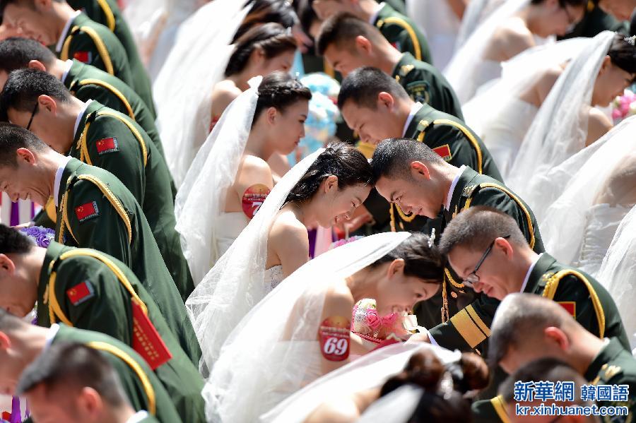 （社会）（2）广东：驻粤部队88对新人举行集体婚礼  喜庆建军88周年