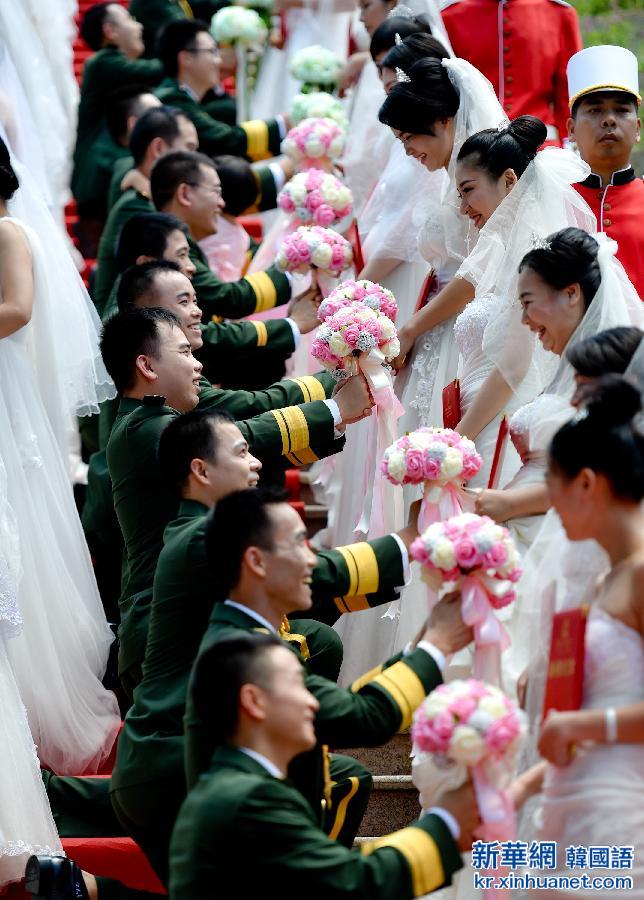 （社会）（3）广东：驻粤部队88对新人举行集体婚礼  喜庆建军88周年