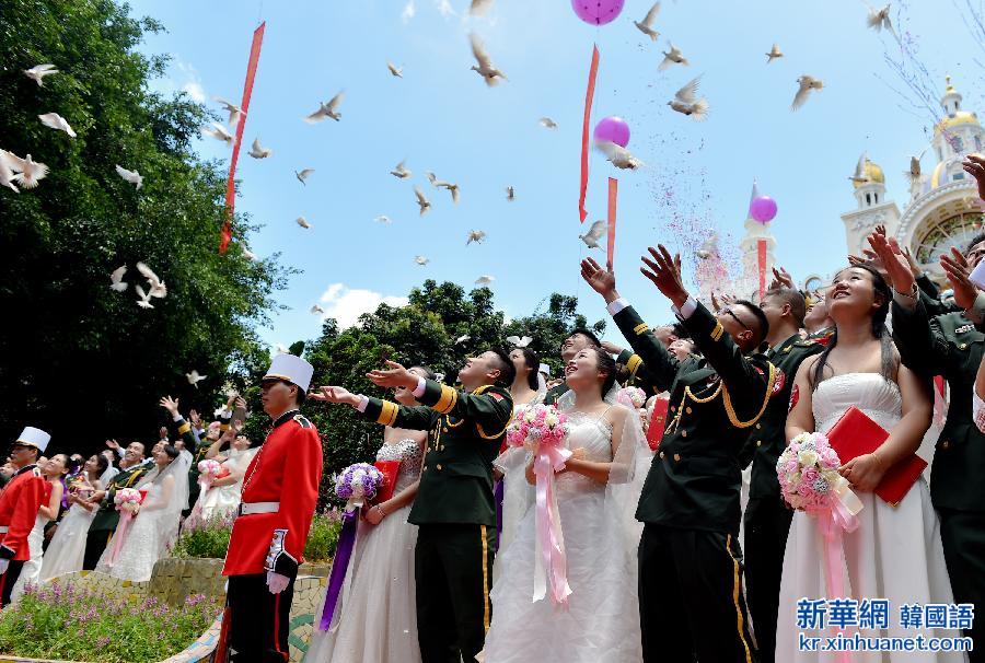 （社会）（4）广东：驻粤部队88对新人举行集体婚礼  喜庆建军88周年