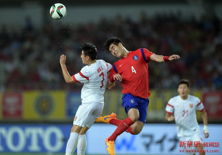 （体育）（12）足球——东亚杯男足赛：中国不敌韩国