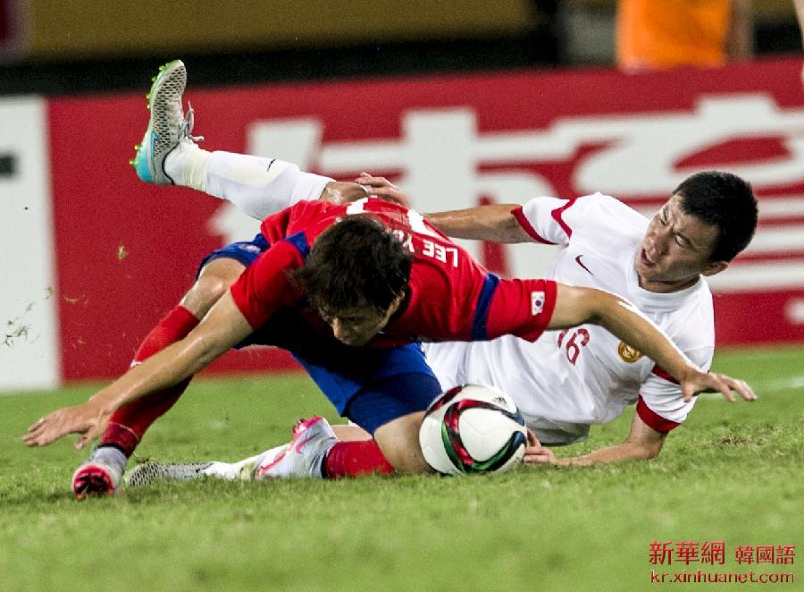 （体育）（19）足球——东亚杯男足赛：中国不敌韩国