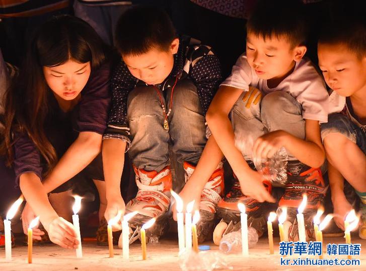 （社会）（2）云南鲁甸地震灾区举行周年哀思活动