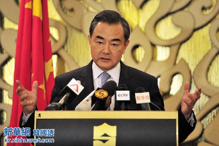 （XHDW）（1）中国外长王毅在新加坡出席记者会