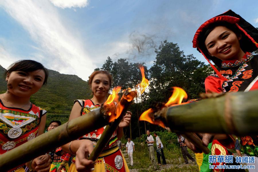 #（社会）（1）广西隆林彝族同胞欢度火把节