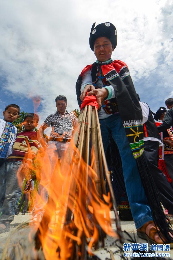 #（社会）（2）广西隆林彝族同胞欢度火把节
