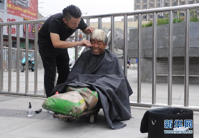 （凡人善举）（1）郑州：26岁小伙免费为街头流浪人员理发