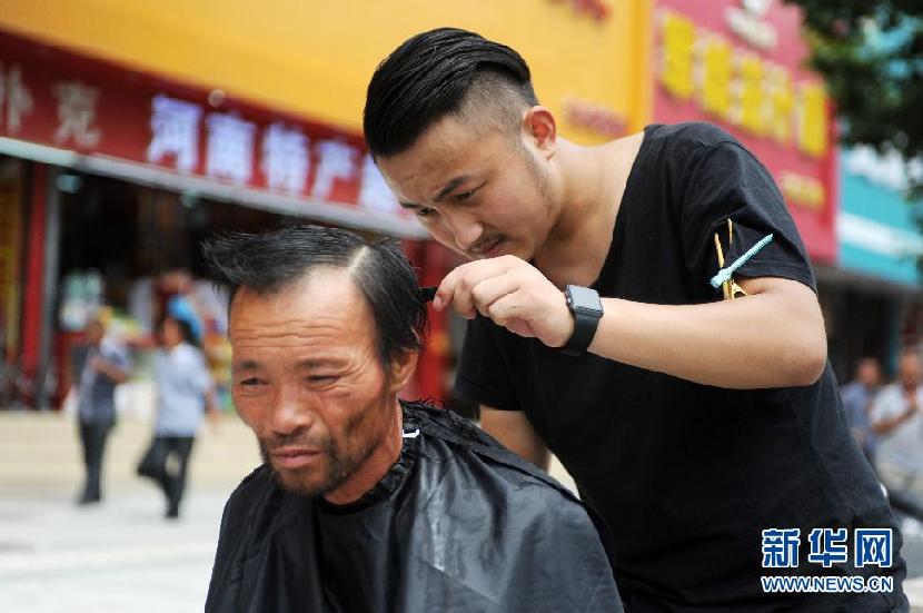 （凡人善举）（2）郑州：26岁小伙免费为街头流浪人员理发
