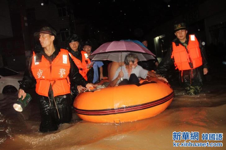 #（关注台风“苏迪罗”）（1）“苏迪罗”浙江台州致内涝 官兵深夜转移受困群众