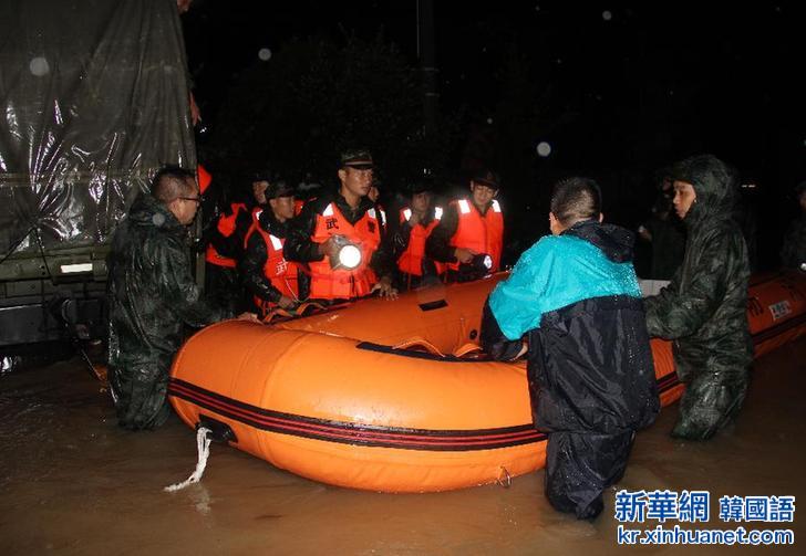 #（关注台风“苏迪罗”）（2）“苏迪罗”浙江台州致内涝 官兵深夜转移受困群众