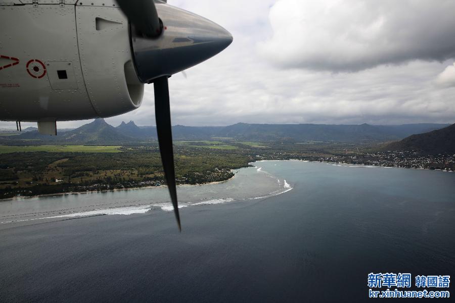 （XHDW）（2）毛里求斯警方空中搜寻MH370残骸