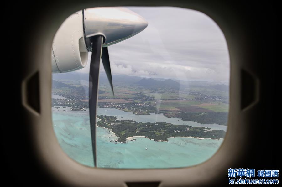 （XHDW）（4）毛里求斯警方空中搜寻MH370残骸
