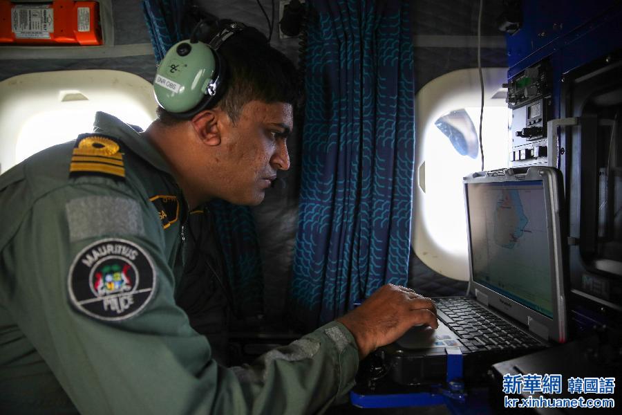（XHDW）（5）毛里求斯警方空中搜寻MH370残骸
