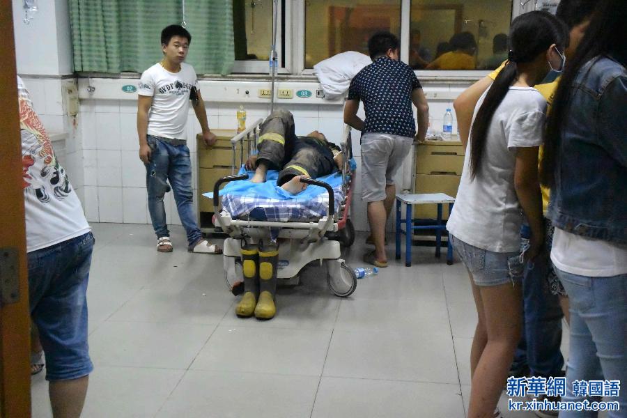 （社会）（1）天津滨海新区爆炸伤员在医院接受治疗
