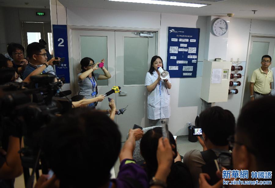 （天津港“8·12”事故）（1）40多家境内外媒体在津采访安置场所和爆炸伤者救治医院