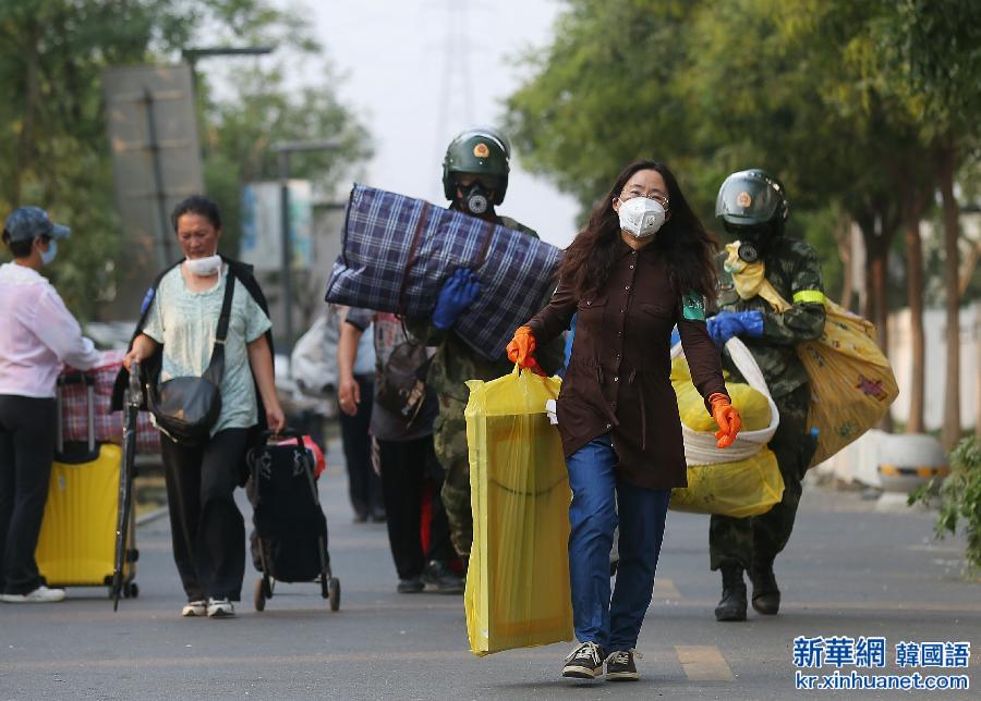 （天津港“8·12”事故） （5）万科海港城居民有序返家取物 