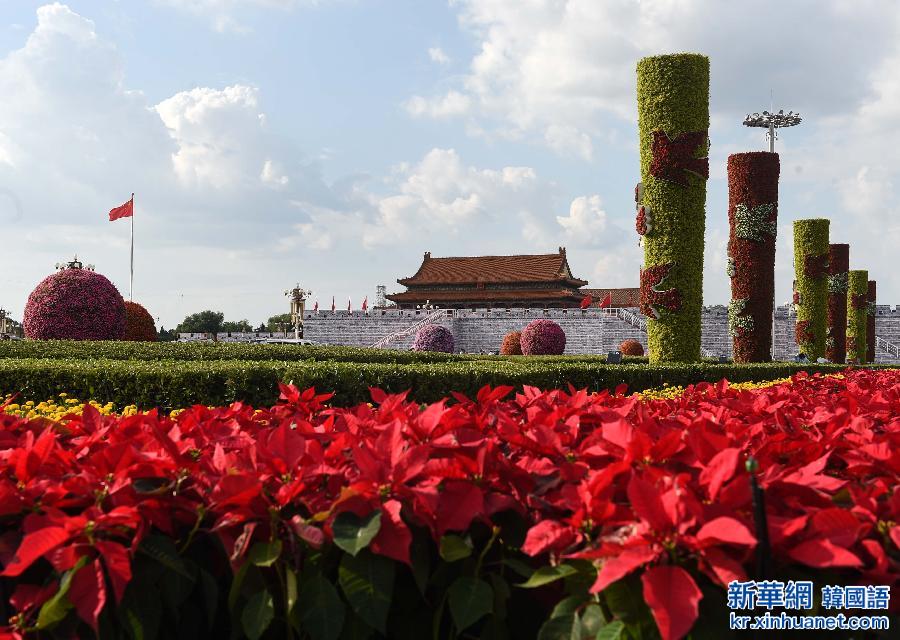 （抗战胜利70周年）（4）北京长安街纪念抗日战争胜利70周年花卉布置基本完成