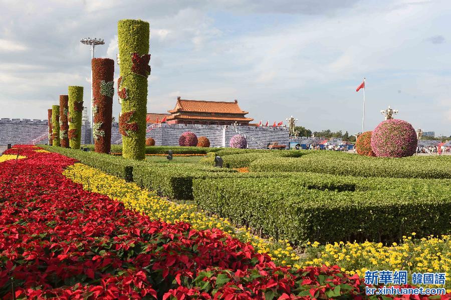（抗战胜利70周年）（6）北京长安街纪念抗日战争胜利70周年花卉布置基本完成