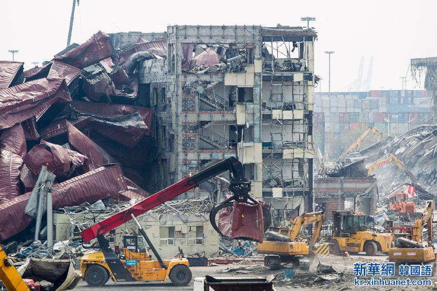 （天津港“8·12”事故）（1）天津港爆炸事故遇难人数上升至135人 清运工作稳步推进