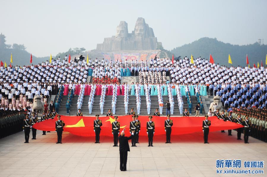 （抗战胜利70周年）（2）郑州：近4万人黄河岸边齐唱《保卫黄河》