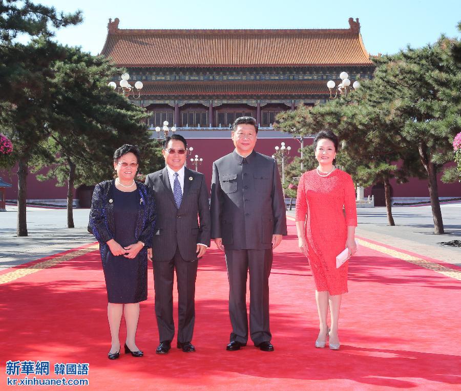 （XHDW·九三阅兵）习近平夫妇迎接出席纪念大会的外方代表团团长及其配偶