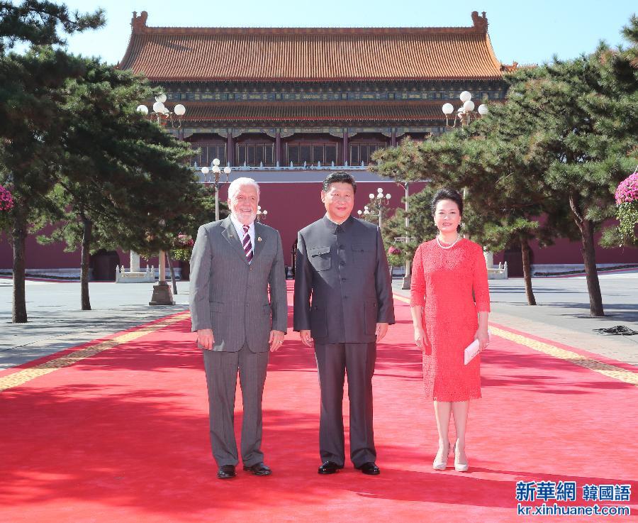 （XHDW·九三阅兵）习近平夫妇迎接出席纪念大会的外方代表团团长及其配偶