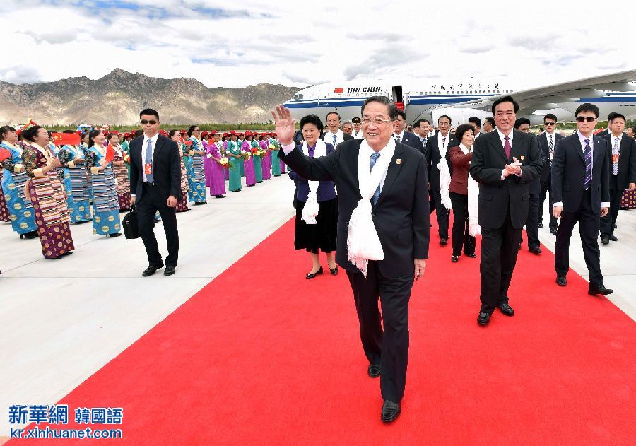 （XHDW）（2）俞正声率中央代表团飞抵拉萨出席西藏自治区成立50周年庆祝活动