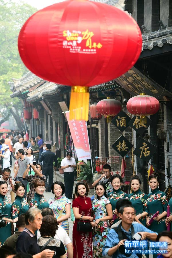 （晚报）（1）山东：周村古街上演旗袍秀 