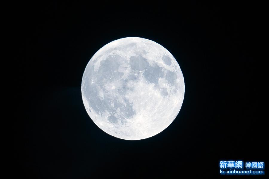 （国际）“超级月亮”纽约上空升起