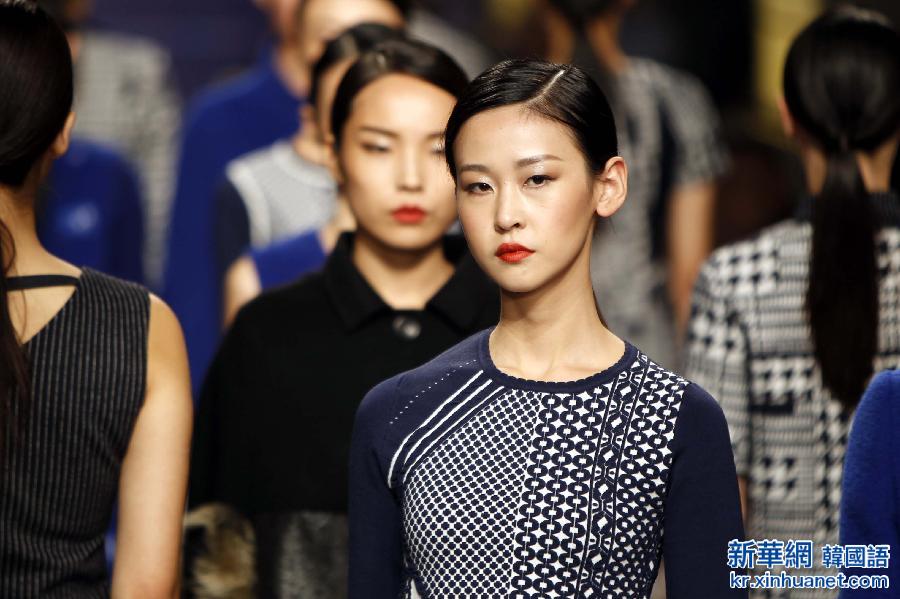 （晚报）（2）首届中国电商网络模特大赛在上海外滩开幕