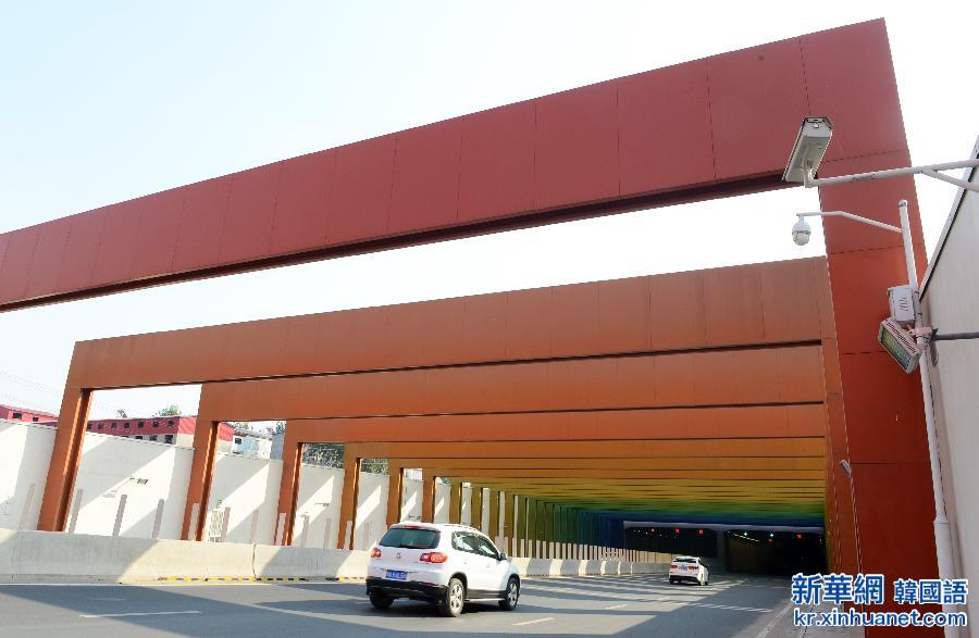 （社会）（1）郑州：美轮美奂“彩虹隧道”