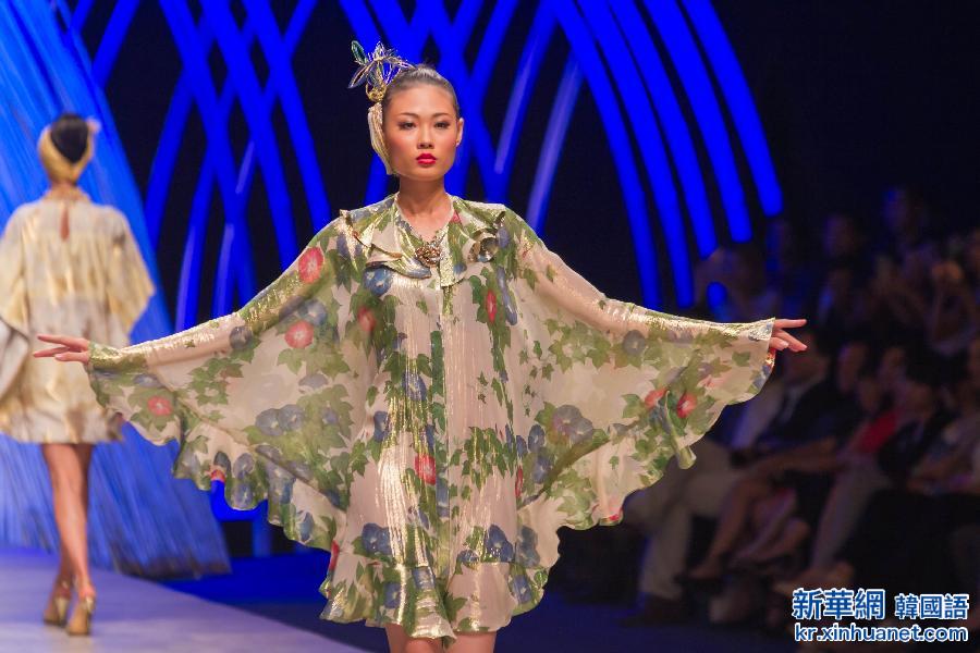 （晚报）（4）桂由美时装作品亮相2015越南国际时装周