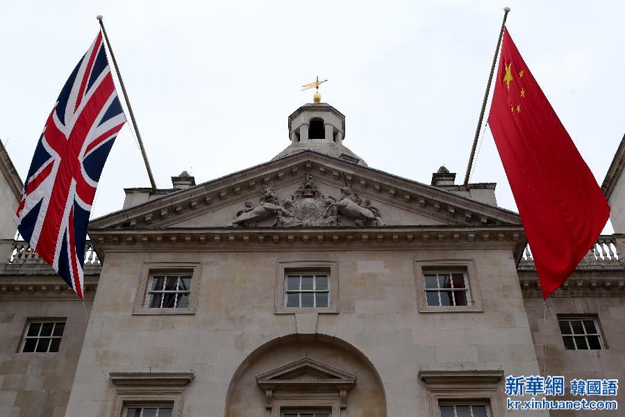（国际·出访配合）（3）中英两国国旗悬挂在伦敦街头