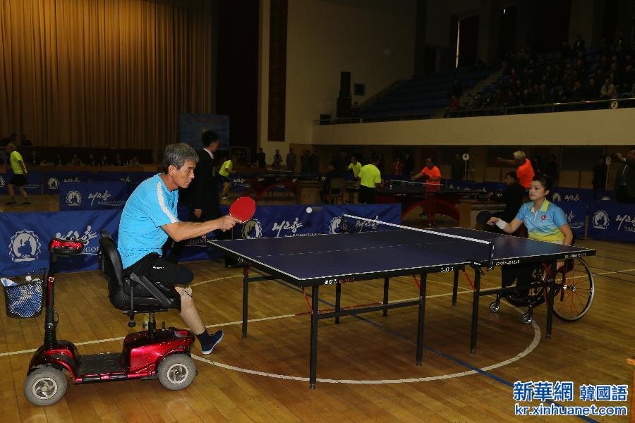 （体育）乒乓球——朝鲜举办残疾人与业余爱好者乒乓球比赛