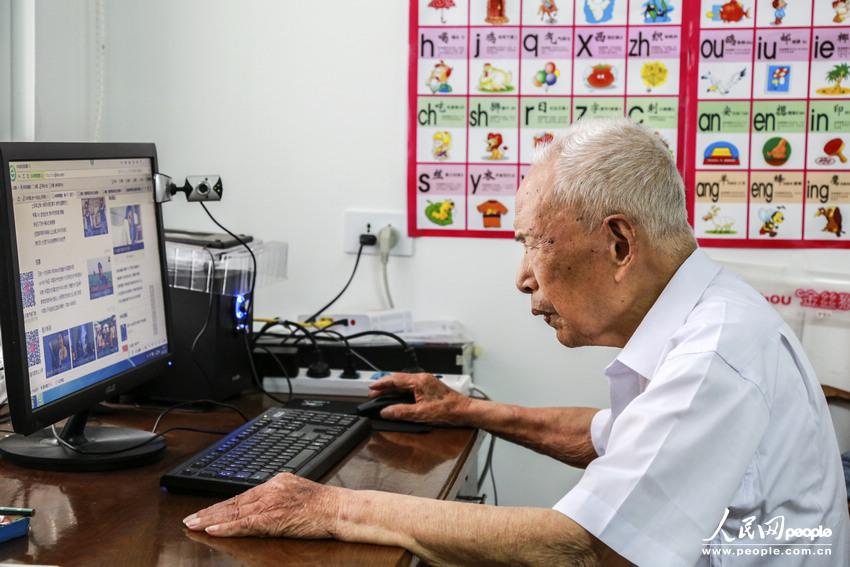 湖北钟祥106岁的邓承先正在上网。