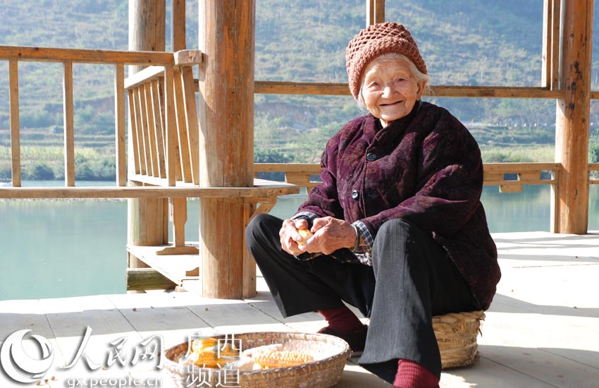 廣西河池市巴馬瑤族自治縣108歲長壽老人黃媽幹。