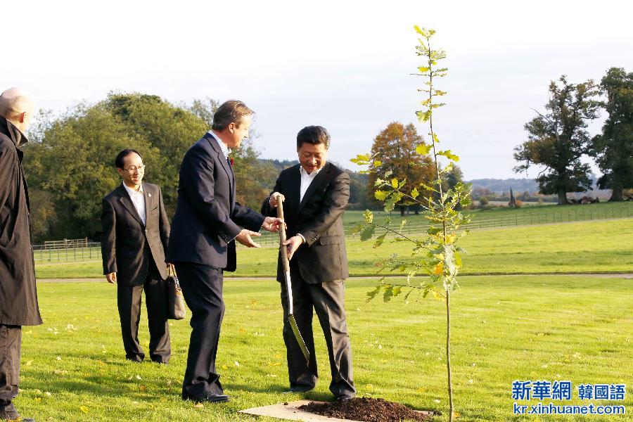 （XHDW）习近平同英国首相卡梅伦共同植友谊树