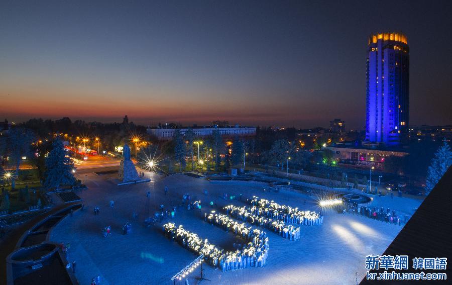 （国际）哈萨克斯坦多座建筑亮蓝灯纪念联合国成立70周年