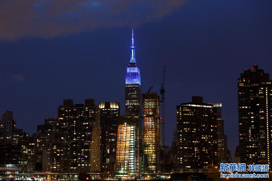 （国际）（1）纽约帝国大厦亮起蓝灯为联合国庆生