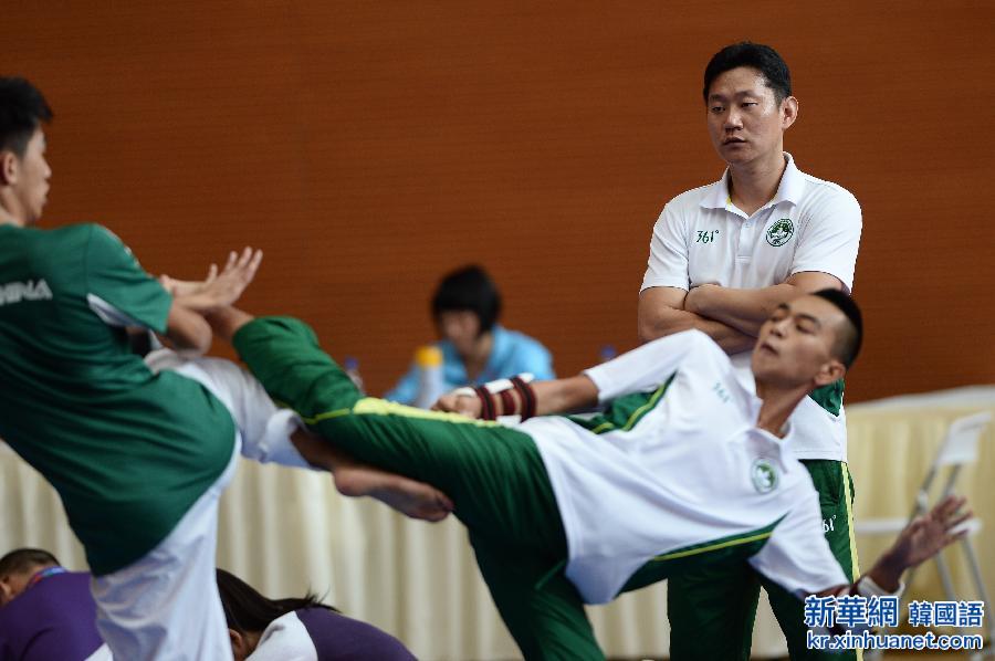 （青运会）（3）跆拳道——操流利普通话执教的韩籍教练金俊雨