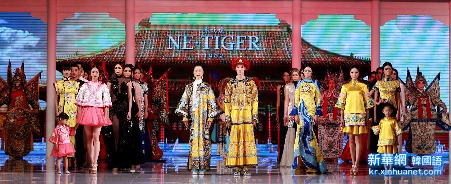 （晚报）（11）中国国际时装周（2016春夏系列）在北京开幕