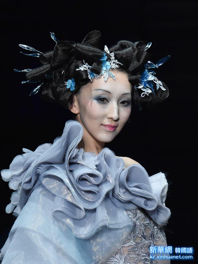 （晚报）（4）“东方既红·毛戈平彩妆造型趋势发布会”在京举行