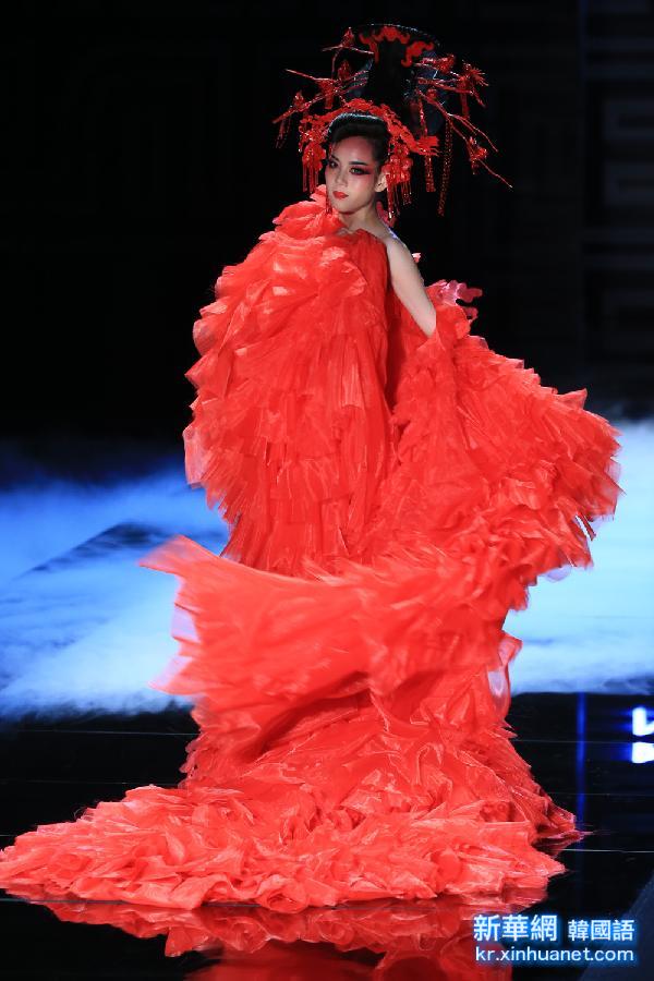 （晚报）（5）“东方既红·毛戈平彩妆造型趋势发布会”在京举行