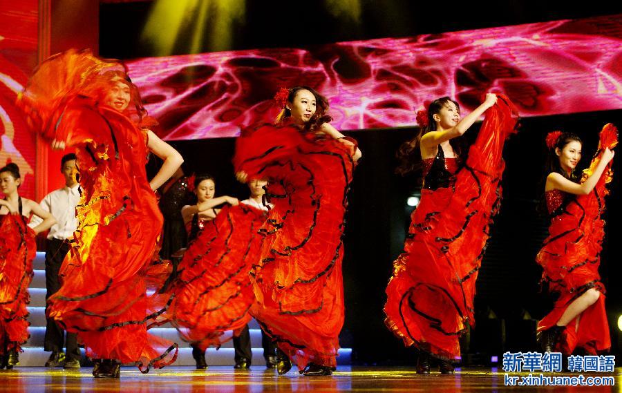 （晚报）（2）上海：金融员工歌舞秀