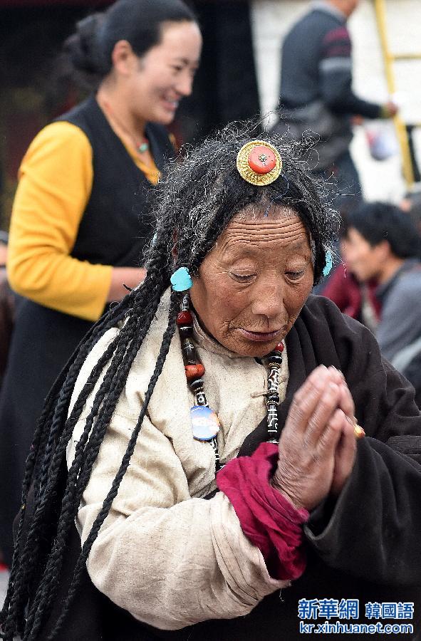 （XHDW）（3）藏族信教群众迎来“降神节”