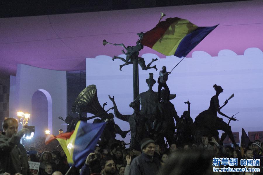 （国际）（2）罗马尼亚民众继总理辞职后要求解散议会
